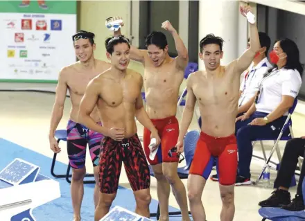  ?? VNA/VNS
Photo ?? UNITED: The Vietnamese team celebrate a SEA Games men's 4×200m freestyle relay victory and record yesterday in Hà Nội.