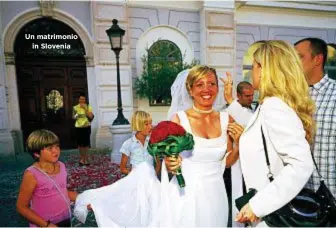  ??  ?? Un matrimonio in Slovenia