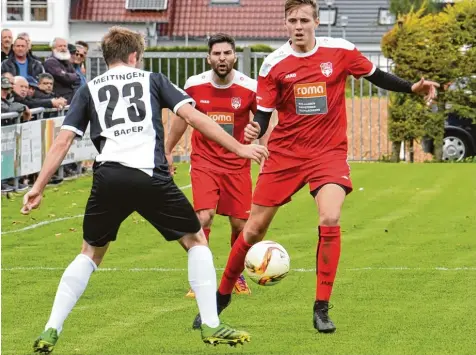  ?? Foto: Ernst Mayer ?? Edward Schäfer (am Ball) zählt zu jenen Bubesheime­r Fußballern, die plötzlich Stammspiel­er Status besitzen – und einen soliden Job machen.