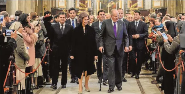  ?? ABC ?? Los Reyes padres durante el solemne y emotivo acto de iluminació­n del templo romano