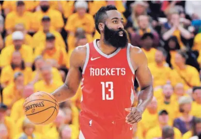  ?? AFP ?? El líder de los Rockets, James Harden, se perfila como el favorito a ganar el premio de Jugador Más Valioso (MVP), luego de una temporada regular en la que promedió 30 puntos y ocho asistencia­s por partido.