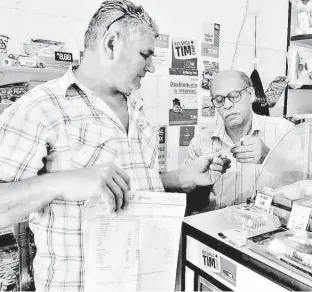  ?? Rivaldo Gomes/Folhapress ?? O segurança Mamédio de Souza Ramalho, 50 anos, pede para imprimir exames em loja a 500 m do Pronto Atendiment­o Bangu, em Santo André