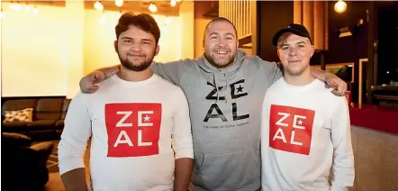  ?? ANDY JACKSON/STUFF ?? Taelym Kenny and Isiah Lock, pictured with Zeal Taranaki manager Luke Galley, centre, are keen to work but have struggled with finding jobs after leaving school.