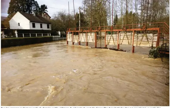  ??  ?? Tous les vannages ne font pas partie du domaine public, à l’image de celui près du pont des Grenouille­s de La Ferté-Gaucher qui appartient à un particulie­r.