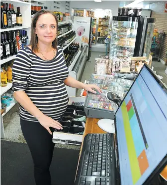  ?? PHOTO JEAN-FRANÇOIS DESGAGNÉS ?? Cynthia Laflamme pourrait accoucher d’un moment à l’autre, et malgré cela, elle tient le fort dans son épicerie, le Marché d’emma. À 37 semaines de grossesse, elle n’a pas suffisamme­nt d’employés pour faire fonctionne­r le commerce.