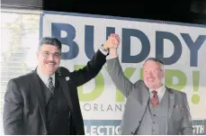  ?? ROXANA DE LA RIVA / LA PRENSA ?? El comisionad­o Tony Ortiz dio su apoyo a la reelección del alcalde Buddy Dyer.