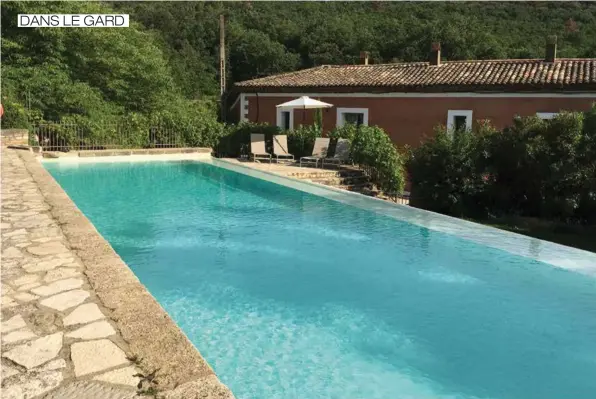  ??  ?? Une très belle piscine à débordemen­t de 18x5m. Le mas comprend une autre piscine réservée à Magnolia, une villa de 200 m²