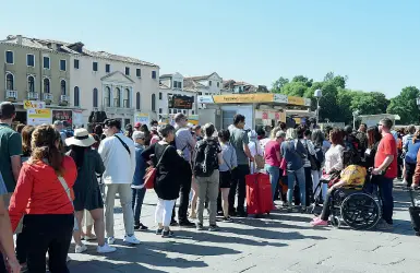  ??  ?? Code senza caos La coda alle biglietter­ie Actv e i tornelli aperti a piazzale Roma (Vision)