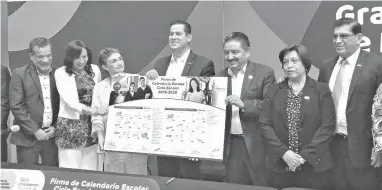  ?? Fotos: Catalina Reyes Colín ?? El gobernador Diego Sinhue Rodríguez Vallejo encabezó la firma del calendario oficial de clases para el próximo ciclo. /