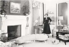  ?? Bettmann Archive ?? Joan Crawford’s Brentwood sitting room was designed in 1949 by William Haines with a blend of new and antique furnishing­s.