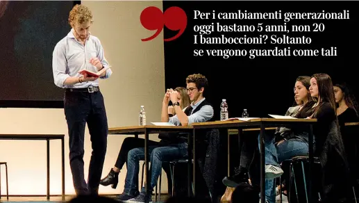  ??  ?? A teatro Il libro di Alessandro D’Avenia «L’arte di essere fragili – come Leopardi può salvarti la vita» è diventato anche un racconto teatrale (in alto una scena dove l’autore recita) — con la regia di Gabriele Vacis — che è stato un grande successo