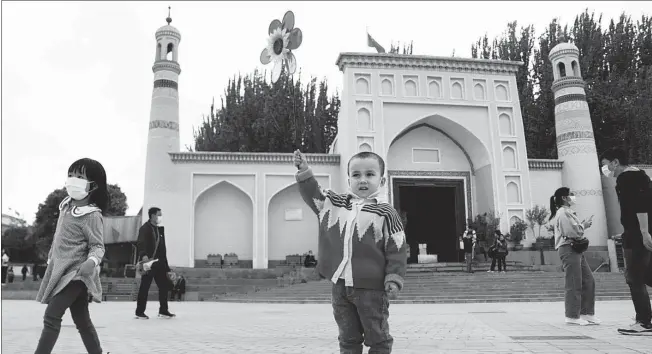  ?? WENG HUAN / FOR CHINA DAILY ?? The Id Kah Mosque, built in 1442 in Kashgar, Xinjiang Uygur autonomous region, is one of the largest in China.