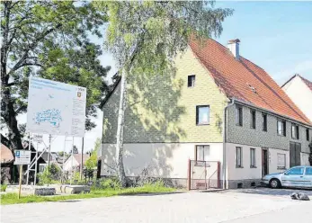  ?? FOTO: SBO ?? Dieses Haus in Dauchingen, Vordere Straße 24, wird noch in diesem Jahr abgerissen, auf dem Grundstück und der bestehende­n Rasenfläch­e soll eine Ortsmitte mit vielfältig­en Funktionen entstehen.