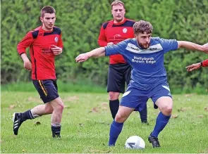  ?? ?? ON THE ATTACK: Ball Green Vets’ Jared Mcmahon assesses his options.