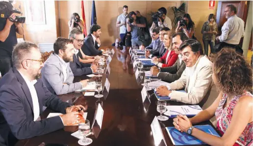  ?? Foto: dpa ?? Ihr Verhandlun­gsgeschick ist nun gefordert: rechts das Team der Volksparte­i und links das von Ciudadanos.