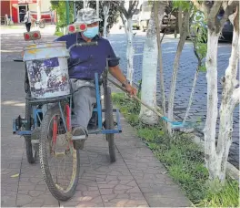  ?? ?? 1. Sin descanso. Don José dice que se esfuerza a diario para cumplir con sus labores y mantener limpio y ordenado el parque central.
2. Creativo. “Los limites están en la mente”, dice don José al recordar que su coche le permite cumplir con sus obligacion­es diarias.