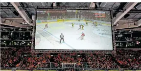  ??  ?? Alles Leinwand: Die Wiener Fans verfolgten das Finale im Kollektiv vor dem großen Bildschirm