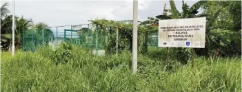  ?? ?? This multi-purpose public court in Sandakan is overgrown with weeds, creepers and bushes.