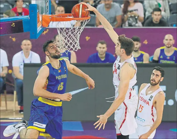  ?? FOTO: EFE ?? Mate espectacul­ar de Juancho Hernangóme­z. El alero de los Nuggets está aportando intensidad y jugadas brillante en el juego de la Selección