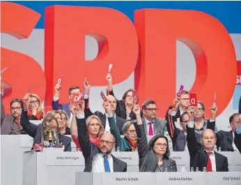  ?? FOTO: DPA ?? Es darf sondiert werden: Wie der SPD-Vorstand mit Parteichef Martin Schulz (vordere Reihe, links) hat die Mehrheit der Parteitags­delegierte­n den Weg für eine mögliche Große Koalition frei gemacht.