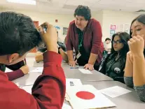  ?? ROBERT NOTT/THE NEW MEXICAN ?? Pojoaque Valley High School history teacher Susan Quintana guides students during an interactiv­e lesson on the Treaty of Versailles. Quintana is one of 114 teachers nationwide chosen for a new profession­al developmen­t program focused on teaching World War I.