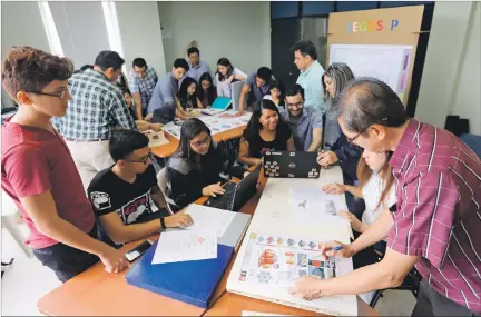  ?? VALENTINA ENCALADA / EXPRESO ?? Equipo. Estudiante­s y docentes de la Facultad de Arquitectu­ra de la Universida­d de Guayaquil revisan los planos y las maquetas del proyecto.