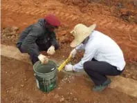  ??  ?? A Chinese technician offering guidance to a Nigerian worker