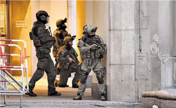  ??  ?? Operativos. El centro de Múnich se convirtió en una zona de guerra con oficiales fuertement­e armados en las calles, mientras se buscaba a los agresores.