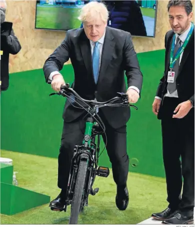  ?? NEIL HALL / EFE ?? Boris Johnson se monta ayer en una bicicleta en el congreso del Partido Conservado­r en Manchester.