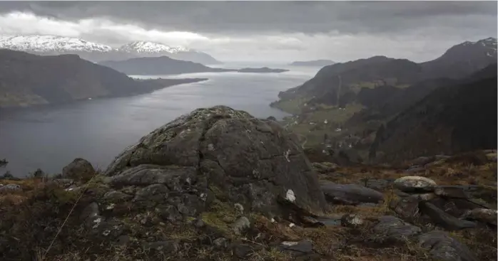  ?? FOTO: MARITA AAREKOL ?? AVFALL: Før pleide jeg å se for meg hvordan jeg og mine fremtidige barn skulle tilbringe somrene ved Førdefjord­en. Nå tror jeg ikke de kommer til å gjøre det. Hytten min ligger ved Førdefjord­en (bildet), og i år fikk et firma kalt Nordic Mining tillatelse til å slippe 250 millioner tonn gruveavfal­l i fjorden, skriver Ida Lie-Nielsen.