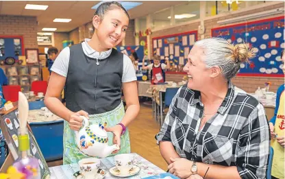  ?? Picture: Steven Brown. ?? Natalie Fraser serves a cup of tea to local resident Meg MacKinnon.