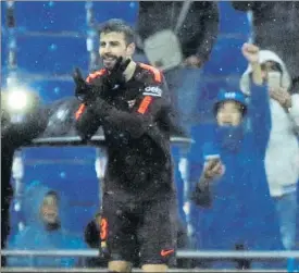  ?? FOTO: PEP MORATA ?? Piqué celebra el 1-1 en Cornellà-El Prat, donde nunca pasa desapercib­ido