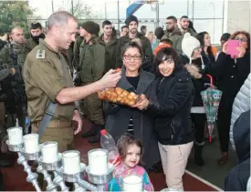  ?? צילום: אייל מרגולין /ג יני ?? מפקד חטיבת הקומנדו נהנה ממטעמי תושבי מטולה