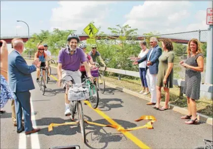  ?? LAUREN HALLIGAN LHALLIGAN@DIGITALFIR­STMEDIA.COM ?? Joe Fama participat­es in a ribbon cutting ceremony marking the completion of phase one of the Uncle Sam Trail extension project in Troy.