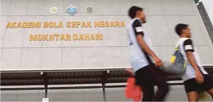  ?? PIC BY FARIZUL HAFIZ AWANG ?? Students walk past the main building of the Mokhtar Dahari Academy at Gambang, Pahang yesterday.