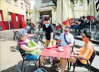  ?? KIM MANRESA ?? David Jiménez, de La Lola, sirve un par de cafés y un quinto en su terraza de Santa Coloma, ayer
BON PASTOR