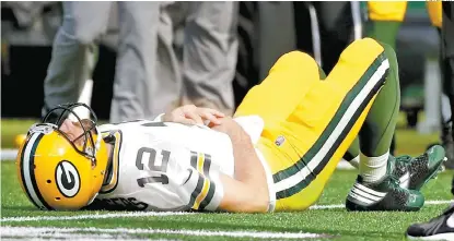  ??  ?? La imagen que es una pesadilla para los fans de los Empacadore­s: Aaron Rodgers no se levantó