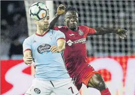  ??  ?? El uruguayo Maxi Gómez protege el balón ante la presencia de Djené