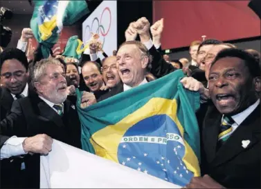  ??  ?? EUFORIA EN 2009. Lula da Silva (izda.) en éxtasis junto a Carlos Nuzman, del comité organizado­r, y Pelé.