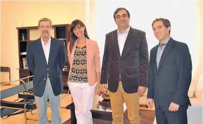  ??  ?? Alianza. El ministro de Industria provincial, Roberto Avalle; Soledad Milajer, de la Cámara de la Madera; Miguel López, jefe comercial multiplata­forma de La Voz, y Ricardo Venier, responsabl­e del producto Tendencias.