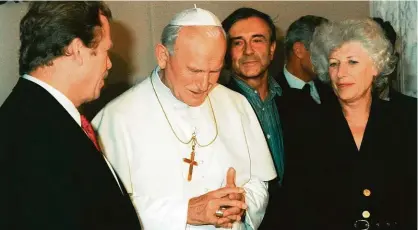  ?? FOTO ČTK ?? Prezident Havel s manželkou Olgou ve Vatikánu. Na snímku z 24. září 1990 na návštěvě u papeže Jana Pavla II.