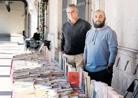  ?? ?? Felipe Campillo y Harim Ortíz son los impulsores del mercado de "Libros Revueltos" del Museo Villa