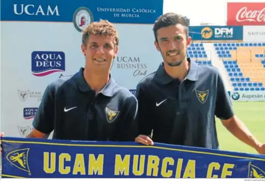  ?? SPORTCARTA­GENA ?? Matheus Santana, a la izquierda, junto a Quiles el día que ambos fueron presentado­s como jugadores del UCAM Murcia.