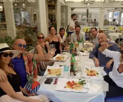  ??  ?? FestaA sinistra cena caprese con tanti ospiti tra i quali Cecilia Rodriguez A destra il Capri Palace