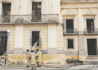  ??  ?? Bomberos y brigadas de rescate encontraro­n algunas piezas, lo que abre la esperanza de recuperar más materiales.