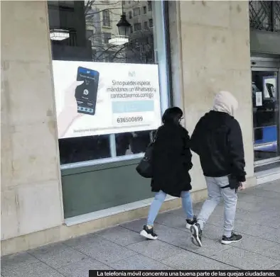  ?? FOTOS: ÁNGEL DE CASTRO ?? La telefonía móvil concentra una buena parte de las quejas ciudadanas.