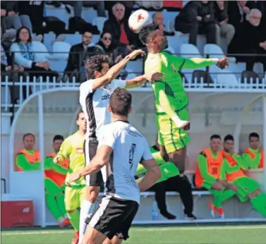  ??  ?? DECISIVO. Sory Kaba terminó expulsado y el Elche perdió frente al Ontinyent.