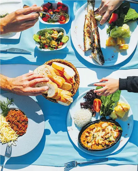  ?? FOT. JULPO/ISTOCK/ GETTY IMAGES ?? • Odporność wspiera dieta śródziemno­morska, która bazuje na warzywach, roślinach strączkowy­ch, owocach, ziołach, orzechach i oliwie.