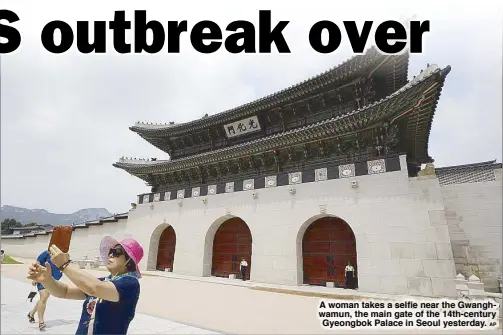  ?? AP ?? A woman takes a selfie near the Gwanghwamu­n, the main gate of the 14th-century Gyeongbok Palace in Seoul yesterday.