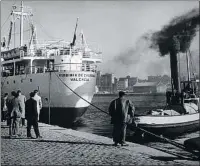  ??  ?? Retrat d’una
època. A dalt, una foto de Joaquín Tusquets feta al port de Barcelona, una de les localitzac­ions més recurrents en la seva obra. Al mig, dues fotografie­s més que va fer el fotògraf, una al mateix port i l’altra d’ambient dels carrers de Barcelona entre els anys quaranta i seixanta. A baix, el seu fill Enrique ensenya a la seva residència el material fotogràfic que conserva del seu pare